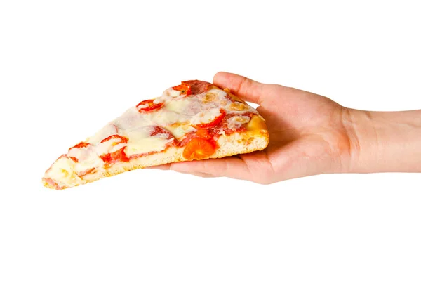 Mano sostiene pedazo de pizza aislada sobre fondo blanco . — Foto de Stock