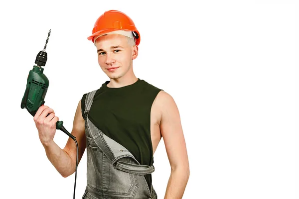 头戴硬礼帽的年轻工友在白色背景上保持着钻头隔离 — 图库照片