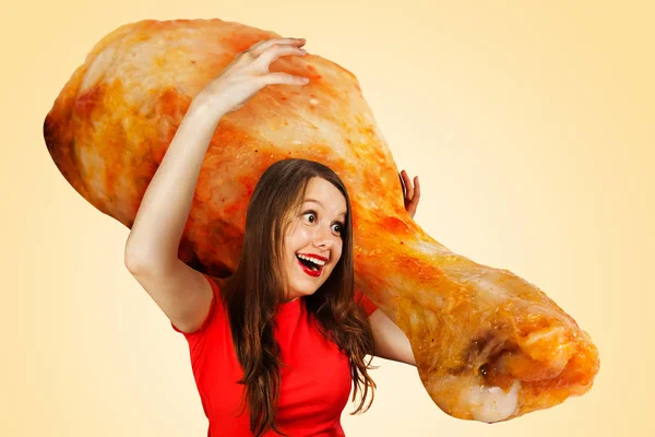 Młody słodkie śmieszne dziewczyna posiada przed sam ogromny kurczaka nogi — Zdjęcie stockowe