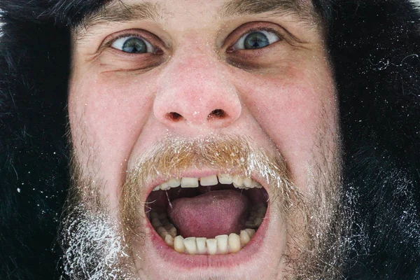 Σιβηριανός Ρώσος με γενειάδα στο κρύο το χειμώνα παγώνει και φοράει καπέλο με κάλυμμα αυτιού.. — Φωτογραφία Αρχείου