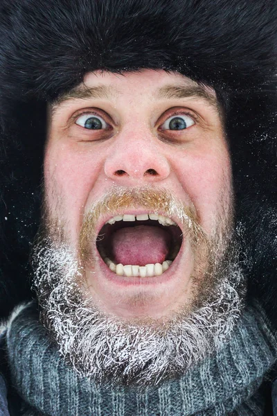 Σιβηριανός Ρώσος με γενειάδα στο κρύο το χειμώνα παγώνει και φοράει καπέλο με κάλυμμα αυτιού.. — Φωτογραφία Αρχείου