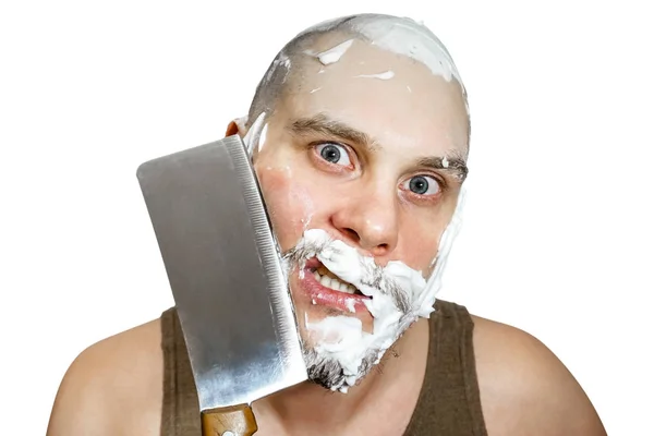 Um cara com barba e navalha na mão, com espuma e gel no rosto, faz a barba pela manhã em casa. . — Fotografia de Stock