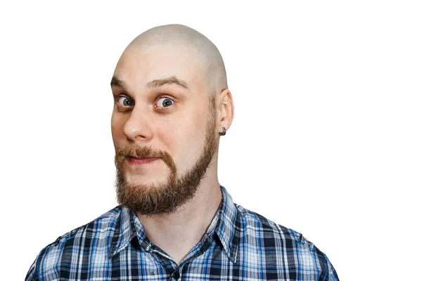 Portrét plešatý chlap s vousy s přimhouřenýma očima při pohledu do kamery na izolovaném pozadí — Stock fotografie