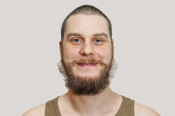 Rosto retrato de sorrir feliz barba unshaven cara no branco isolado fundo — Fotografia de Stock