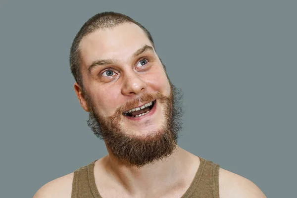 Ansikte porträtt av skrattar glad skäggig orakad kille på isolerad bakgrund — Stockfoto