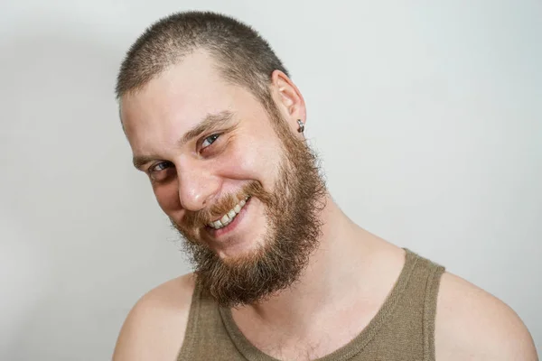 Cara retrato de riendo feliz barbudo sin afeitar chico en aislado fondo —  Fotos de Stock