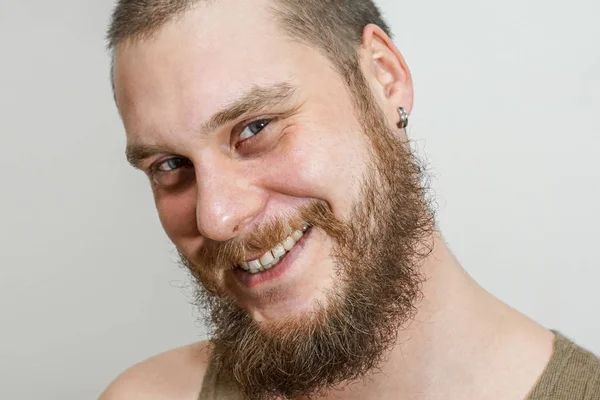 Retrato de cara de sonriente barbudo feliz sin afeitar chico sobre fondo blanco aislado —  Fotos de Stock