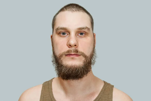 Крупним планом портрет серйозний спокійний бородатий не підстрижений хлопець на задньому плані — стокове фото