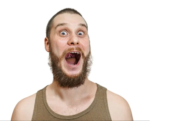 Nagyon meglepett ijedt vicces arc egy szakállas fickó nyitott szájjal és nagy szemekkel egy elszigetelt háttér — Stock Fotó