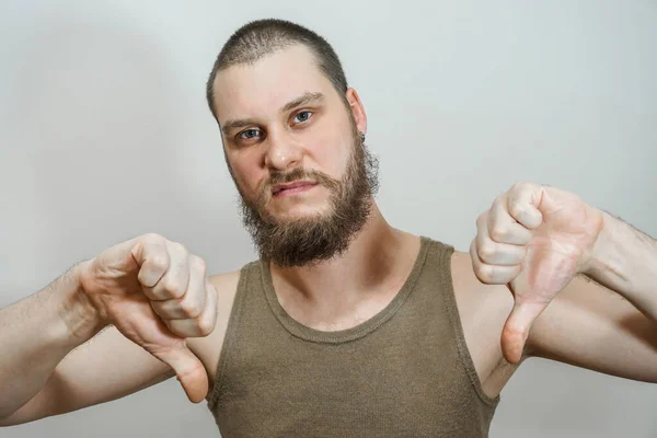 親指を下げた男不承認を表明する男。コンセプトが嫌い。髭を生やしたヒップスター男性下のジェスチャーを示す — ストック写真