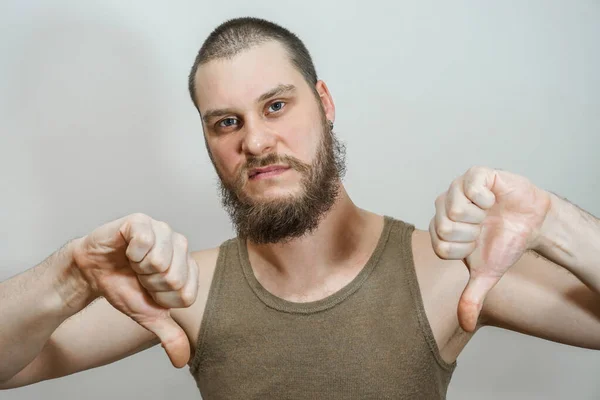 Mann mit gedrücktem Daumen. Typen, die Missbilligung ausdrücken. Abneigung gegen Konzepte. Hipster-Mann mit Bart zeigt Daumen-nach-unten-Geste — Stockfoto