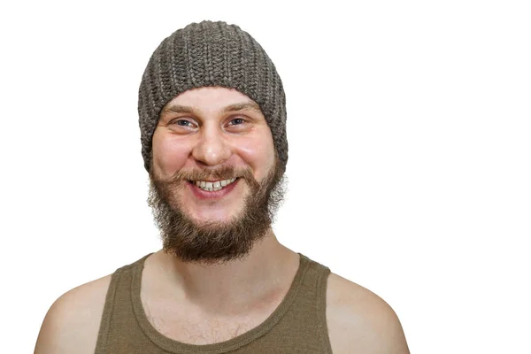 Γκρο πλαν πορτρέτο του χαμογελαστού χαρούμενου γενειοφόρου αξύριστου άντρα με καπέλο σε ένα απομονωμένο λευκό φόντο — Φωτογραφία Αρχείου