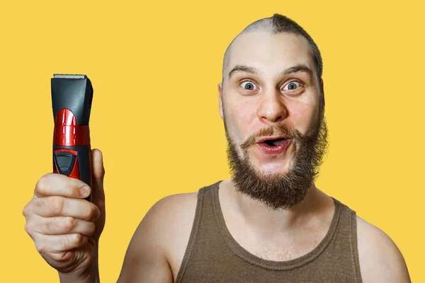 Hombre antes y después de la pérdida de cabello, trasplante de mantener un cortador en el fondo aislado —  Fotos de Stock