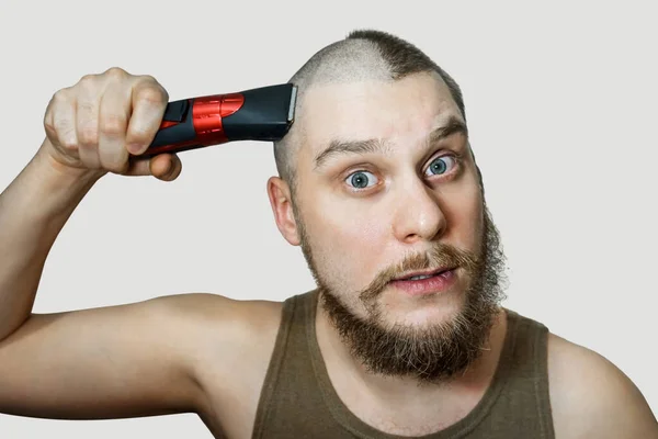 Homem antes e depois da perda de cabelo, transplante segurar um cortador em fundo isolado — Fotografia de Stock