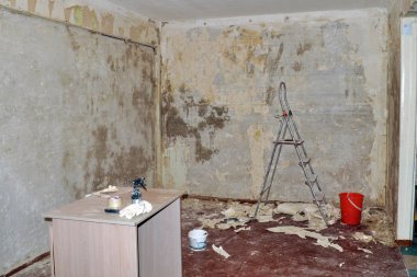 İşlerin bitirilmesi için binanın ilk hazırlığı. Eski püskü duvarlar. yıkım