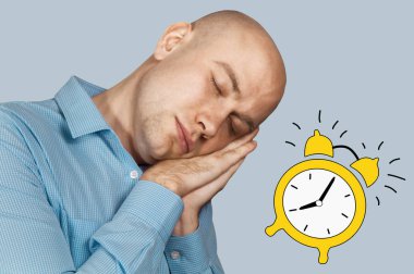 Düşünceli kel adam sabahın köründe uyanır ve ofiste çalışmaya başlar.