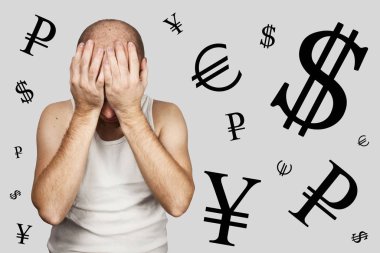 Hüzünlü adam, döviz piyasasındaki alıntıların düşüşü yüzünden elleriyle yüzünü kapatıyor.