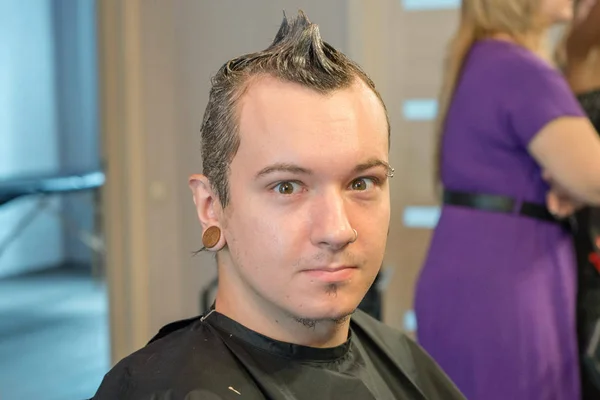 Facet w salonie piękności farbuje siwe włosy na czarno. Koncepcja zakładu fryzjerskiego — Zdjęcie stockowe