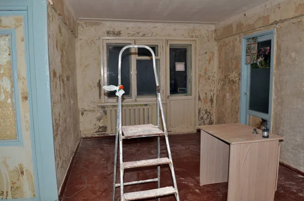 Preparazione iniziale dei locali per lavori di finitura. pareti squallide. rovina — Foto Stock