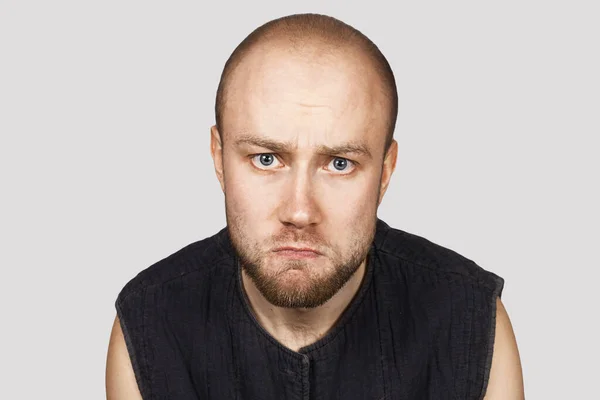 Portret van een kale boos beledigde man ervaren stress als gevolg van problemen op grijze achtergrond — Stockfoto