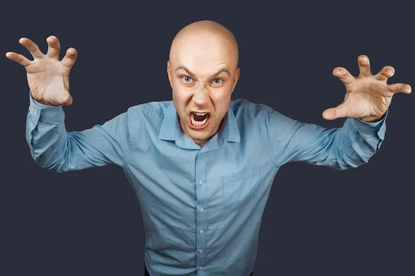 Hombre calvo agresivo enojado que representa pesadilla sobre un fondo oscuro — Foto de Stock
