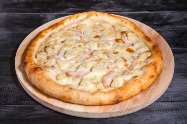 Dört peynirli Pizza, mozzarella peyniri, kaşar peyniri, siyah bir arka plan üzerine krem