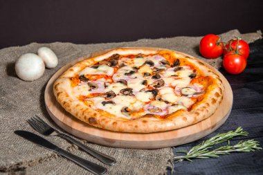 Vejetaryen ev yapımı peynirli ve domatesli mantarlı pizza.
