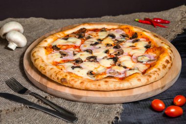 Vejetaryen ev yapımı peynirli ve domatesli mantarlı pizza.