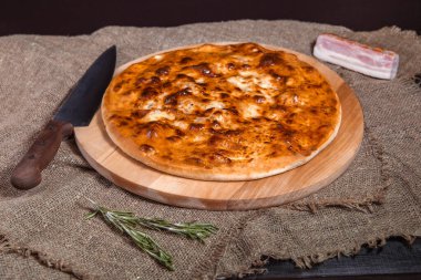 Calzone Pizza 'yı doğal bir arka planda doldurdum.