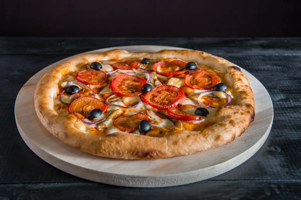 Pizza rústica con salami, mozzarella, tomates frescos, cebolla roja, aceitunas negras y albahaca fresca. Pizza casera . —  Fotos de Stock