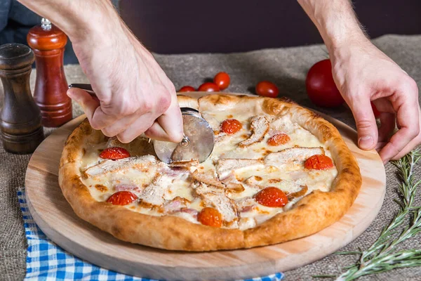 Cortador de pizza Pizza casera con jamón, tocino, queso, carne, tomates — Foto de Stock