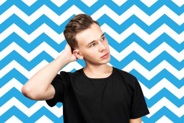 Ayakta ve düşünme düşünceli yakışıklı genç adam