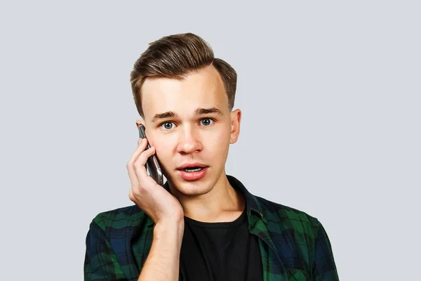Kille som pratar på telefon service manager kommunikation — Stockfoto