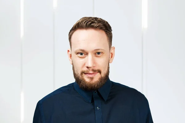 Hombre con barba sonriendo. Retrato Hombre de negocios de hombre adulto guapo —  Fotos de Stock