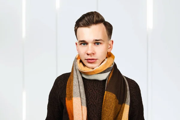Homem usando casaco de inverno quente, cachecol. Retrato de um jovem bonito Cara pronto para o frio do inverno . — Fotografia de Stock