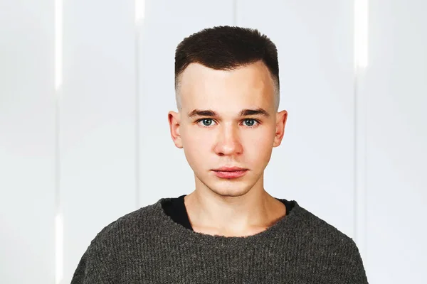 Retrato de tipo yong blanco en suéter gris y corte de pelo corto —  Fotos de Stock