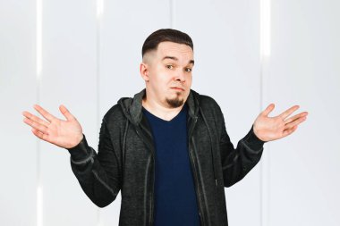 Kafası karışmış genç bir adam. Yüzü var, omuz silkiyor. Kazanın nedenini bilmiyor.