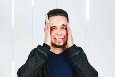 Antibiyotik, antidepresan ve ağrı kesici alan bir adam. Adam hasta, baş ağrısı, acil tedavi