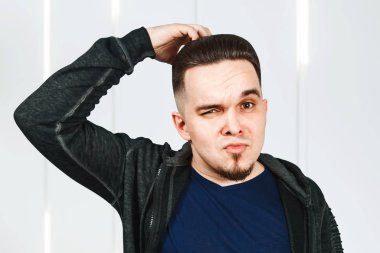 Düşünen adam, genç düşünceli adamın yakın plan portresi ile el ele tutuşur. Beyaz erkek model..