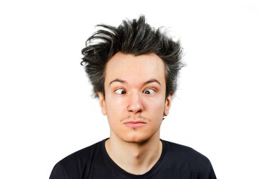 Uzun saçlı şaşı bir genç, beyaz bir arka planda bir göz doktoruyla randevusu var..