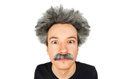 Gri uzun saçlı, Einstein tarzında dilini dışarı çıkaran neşeli, yaşlı bir adamın portresi. Arkaplanda izole