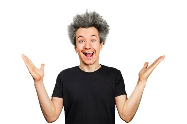 Gri uzun saçlı, beyaz izole edilmiş arka planda gülümseyen tüylü çılgın genç adam..