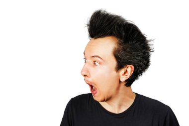 Uzun saçlı tüylü genç adam beyaz izole bir arka planda ağzı açıkken şaşırdı.