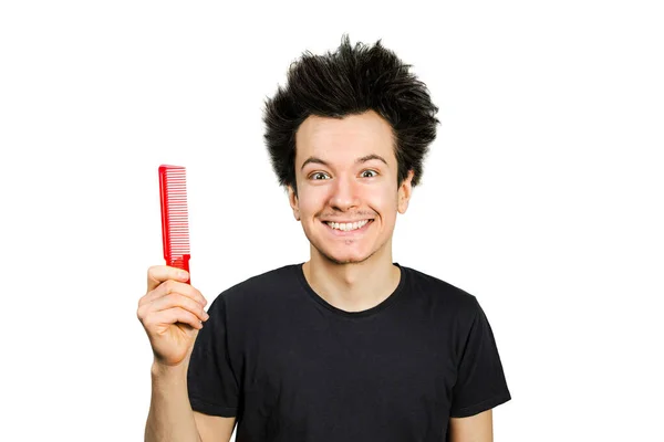 Cabelo longo cara segurar pente em um fundo isolado branco — Fotografia de Stock