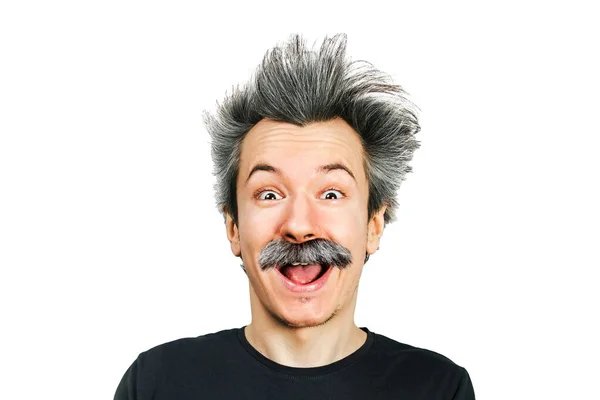 Retrato de hombre envejecido jocular con pelo largo gris sonriendo con la boca abierta, de manera Einstein. Aislado sobre fondo —  Fotos de Stock