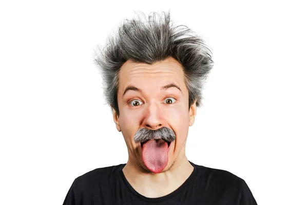 Portré az idősödő emberről, akinek hosszú, ősz haja van, és Einstein módjára nyújtja ki a nyelvét. Elkülönítve a háttérben — Stock Fotó