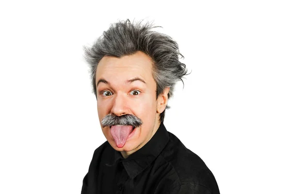 Portret van jocular aging man met grijs lang haar steken zijn tong uit in Einstein manier. Geïsoleerd op achtergrond — Stockfoto