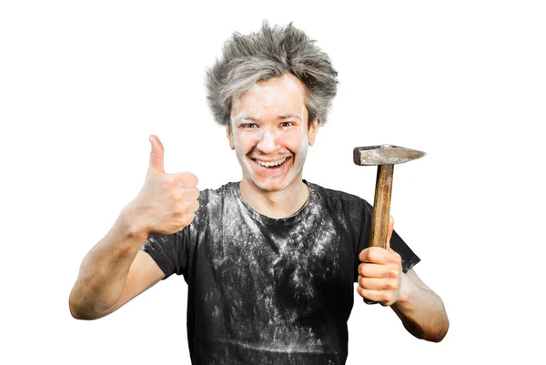 灰泥中肮脏的年轻建筑工人在修理的时候，在家里用锤子把孤立的背景钉死 — 图库照片