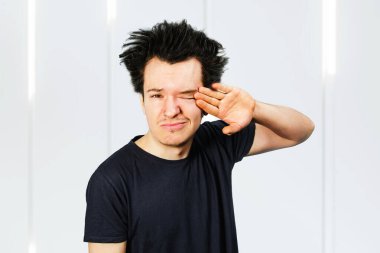 Uykusuz, uzun saçlı, uykusuzluk çeken bir adamın portresi..