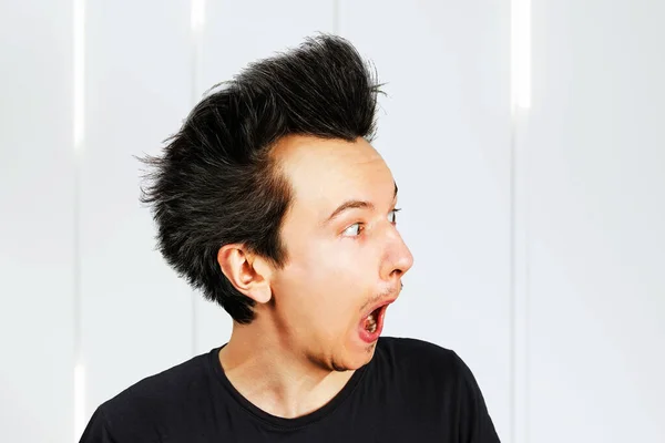 Zotteliger Junger Mann Mit Langen Haaren Überrascht Mit Offenem Mund — Stockfoto